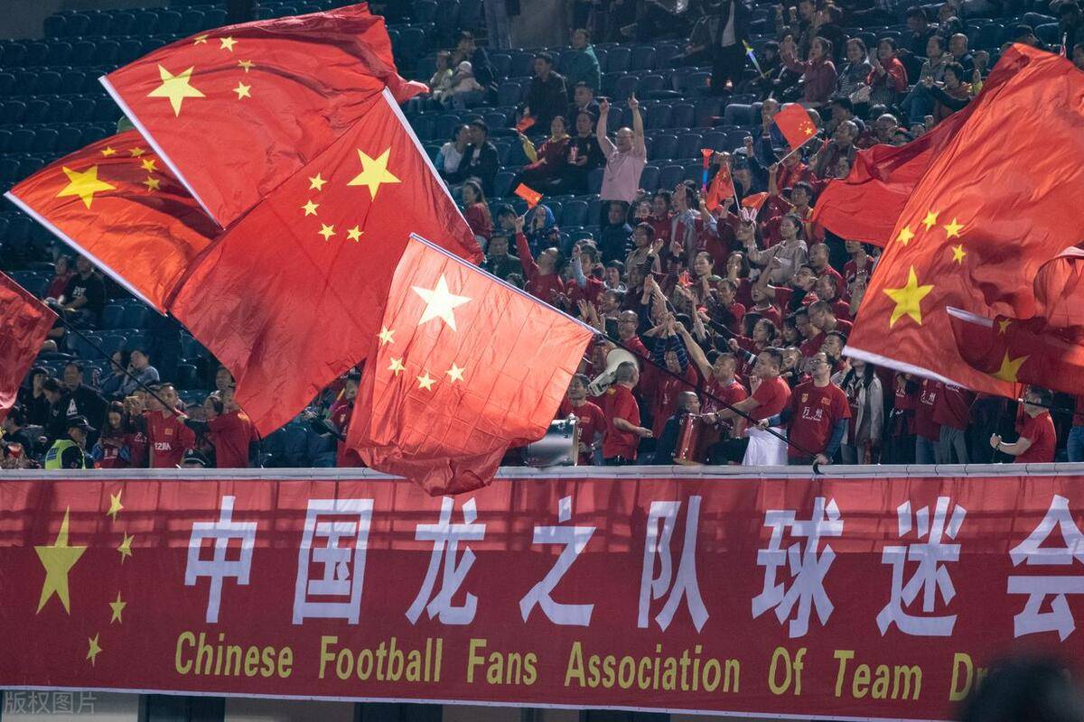 亚洲足坛豪强交锋：胜负悬念引发球迷热议