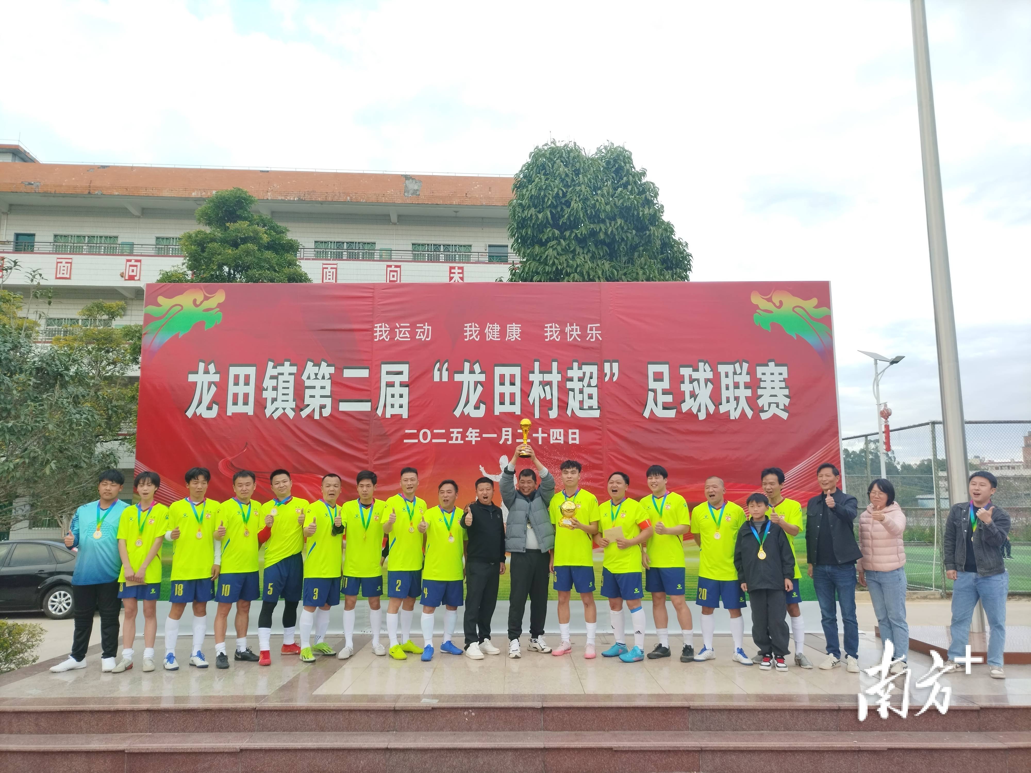 关于职业足球联赛角逐势均力敌，场面火爆的信息